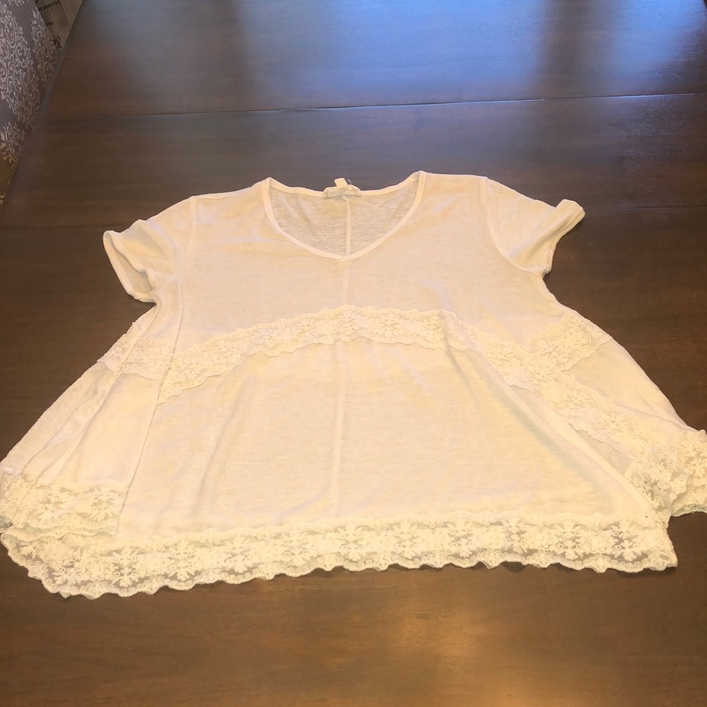 🦋 5 for $20
Ladies white shirt. Size L.